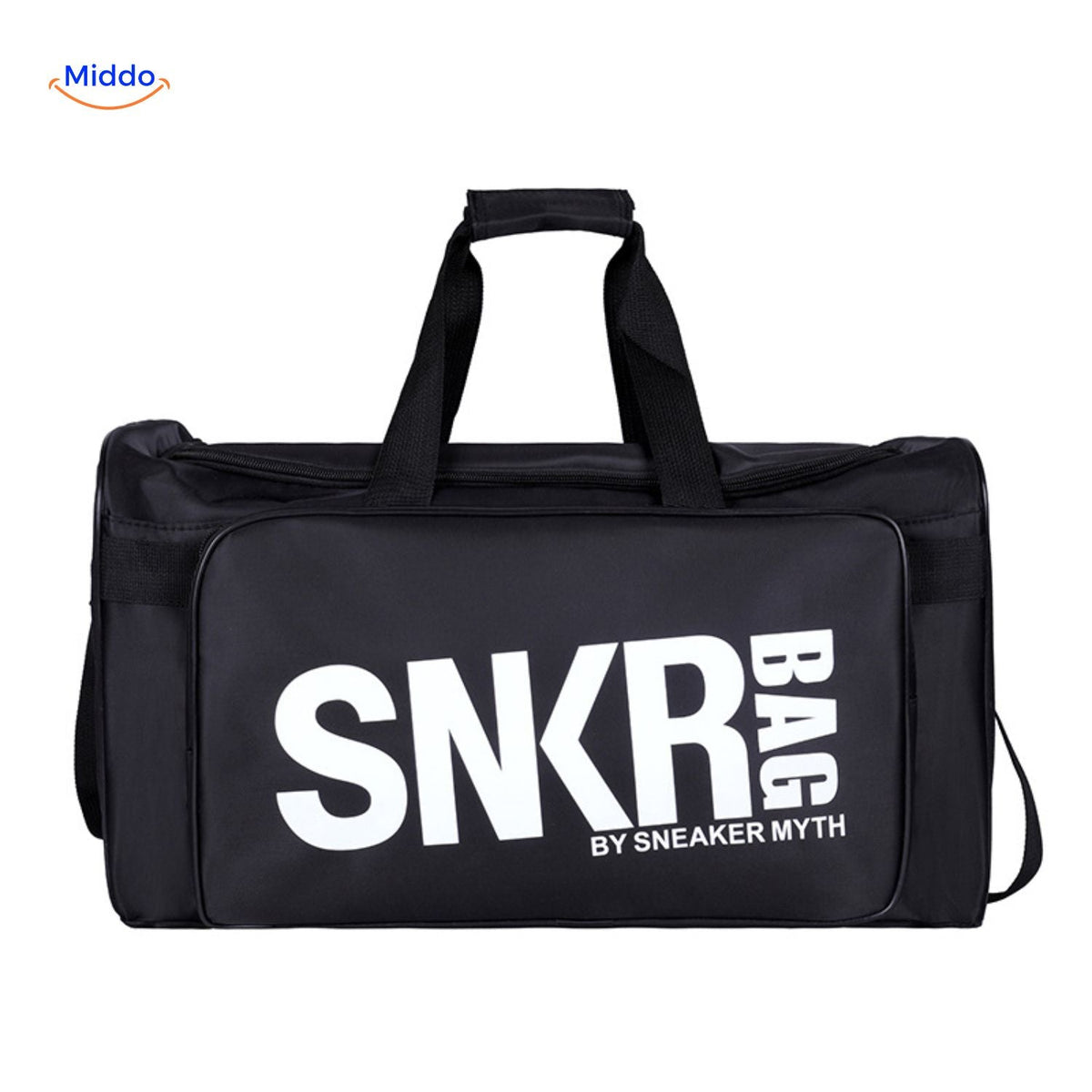 sac de sport et voyage noir tenu en main, texte blanc visible sur la face avant