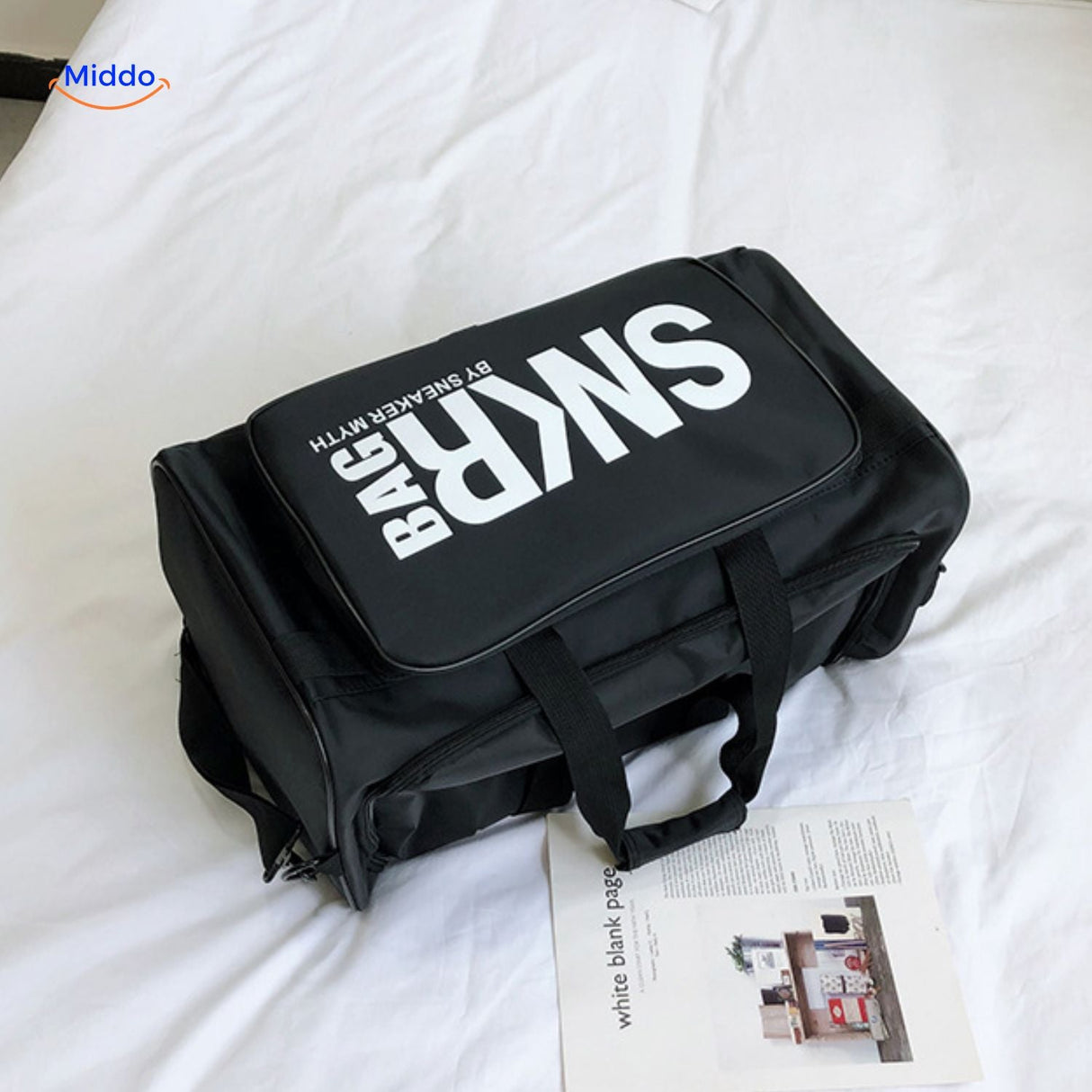 sac de voyage noir avec marquage subtil, design epure et elegant