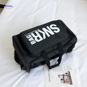 sac de voyage noir avec marquage subtil, design epure et elegant