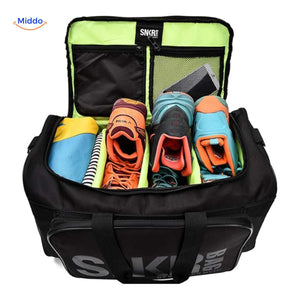sac de sport ouvert et rempli de chaussures et de vetements, capacite de rangement visible