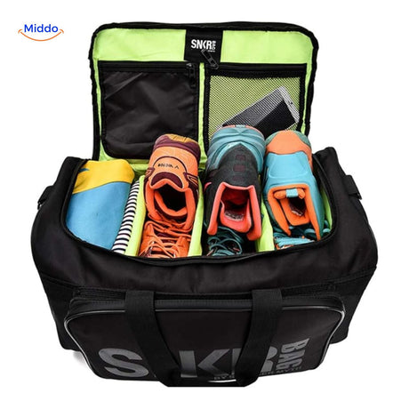 sac de sport ouvert et rempli de chaussures et de vetements, capacite de rangement visible