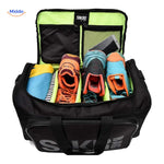 sac de sport ouvert et rempli de chaussures et de vetements, capacite de rangement visible