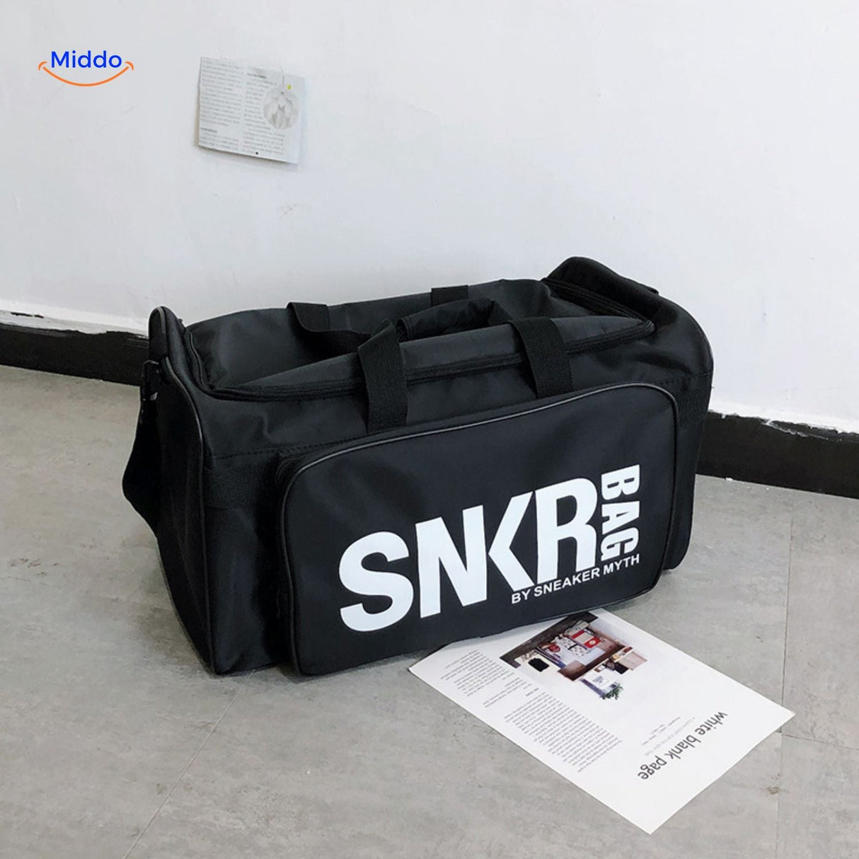 sac de voyage noir avec grand texte blanc en evidence sur la face principale