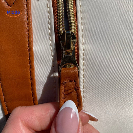 gros plan sur la fermeture éclair du sac de voyage compact coloris blanc