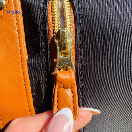 gros plan sur la fermeture éclair du sac de voyage compact coloris brun