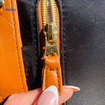 gros plan sur la fermeture éclair du sac de voyage compact coloris brun