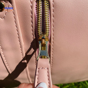 gros plan sur la fermeture éclair du sac de voyage compact coloris rose