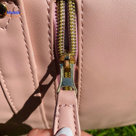 gros plan sur la fermeture éclair du sac de voyage compact coloris rose