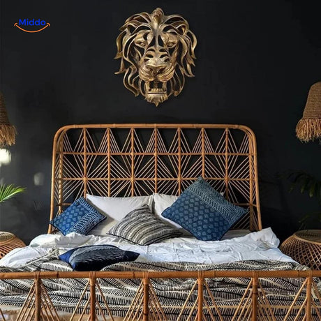 sculpture murale tête de lion en résine installée sur un mur de chambre à coucher