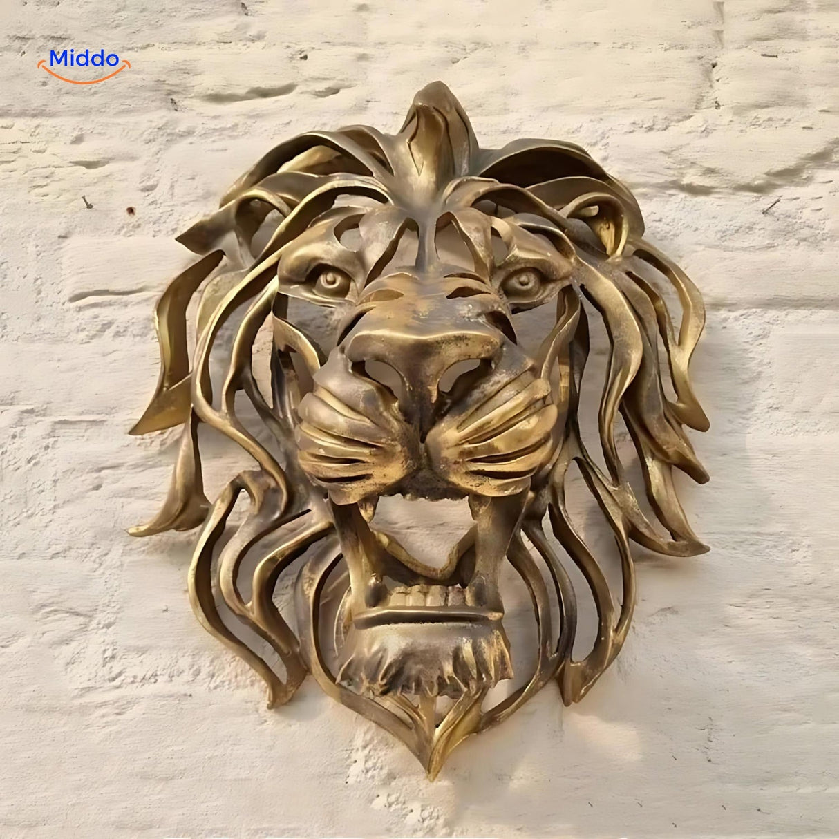 sculpture tête de lion en résine dorée fixée sur un mur, décoration murale majestueuse