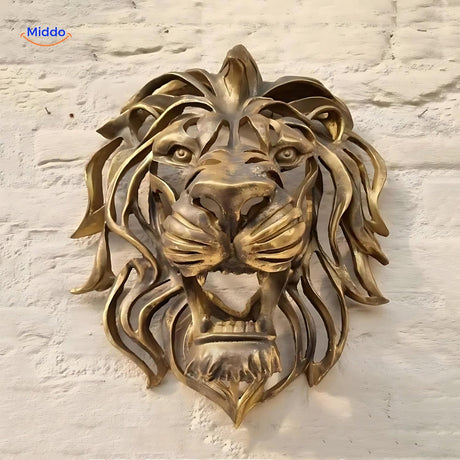 sculpture tête de lion en résine dorée fixée sur un mur, décoration murale majestueuse