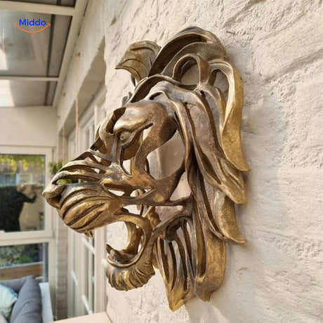 sculpture tête de lion en résine vue de côté, détails en relief et finition dorée