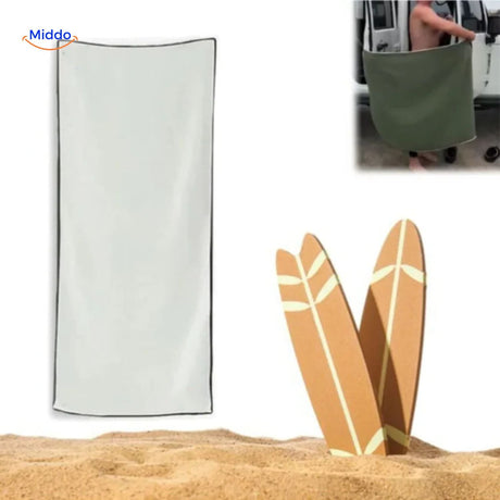 serviette magnétique blanche au bord de l'eau avec planches de surf, idéale pour les sportifs