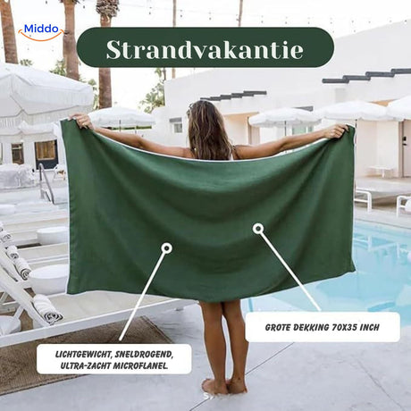 serviette de plage magnétique utilisée au bord d'une piscine, séchage rapide et ultra-absorbante