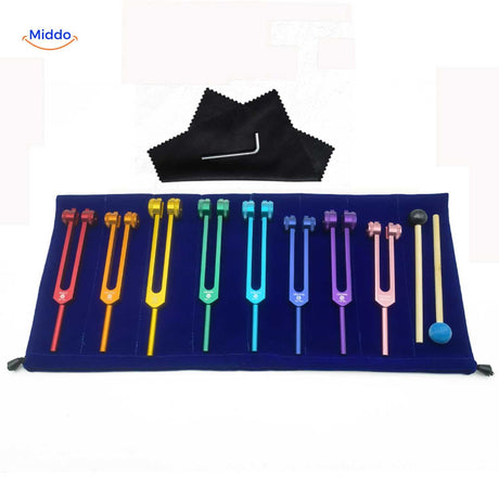 set de diapasons de guérison colorés avec tous leurs accessoires présentés en flatlay