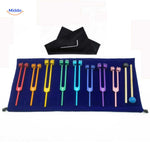 set de diapasons de guérison colorés avec tous leurs accessoires présentés en flatlay