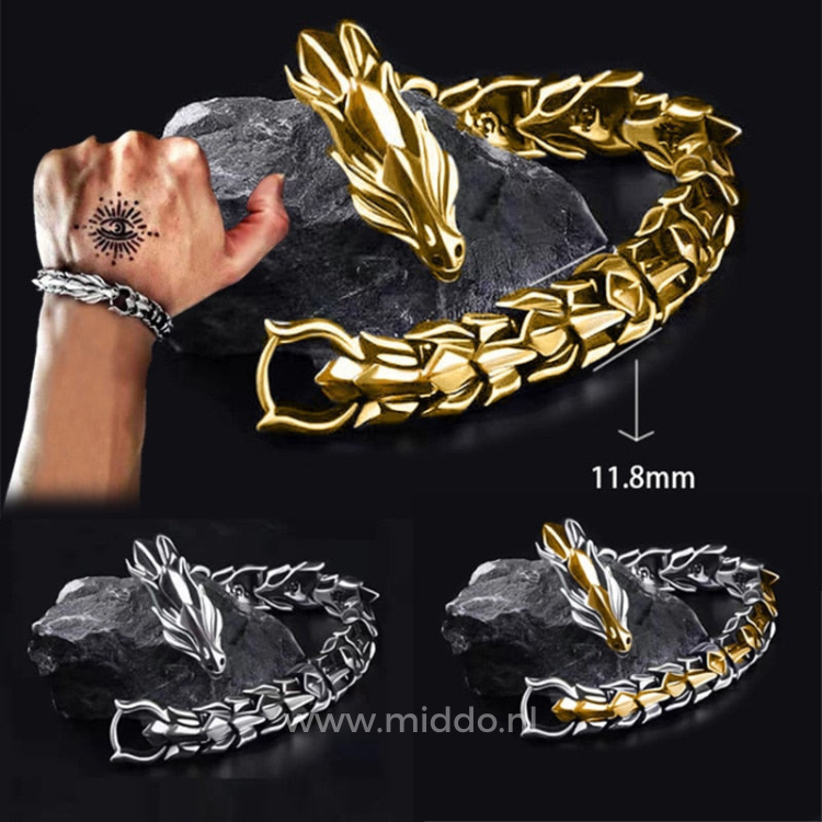 set de trois bracelets dragon viking tenus en main tatouée, motifs nordiques en acier