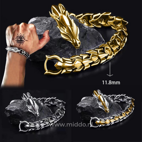 set de trois bracelets dragon viking tenus en main tatouée, motifs nordiques en acier