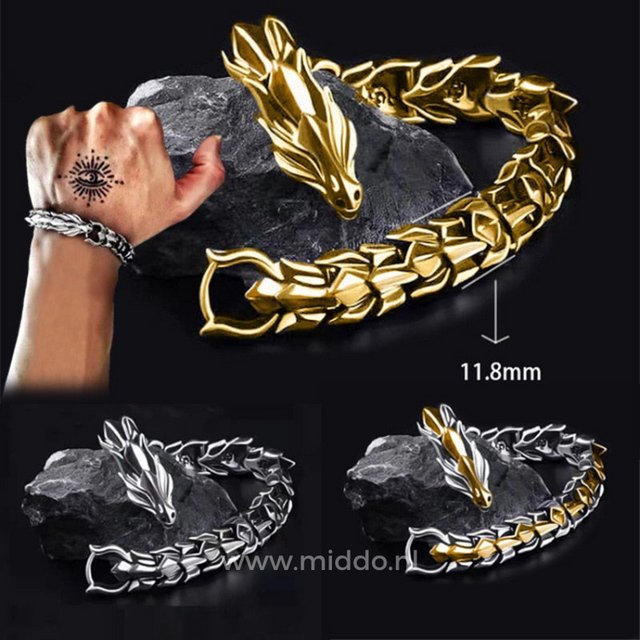 set de trois bracelets dragon viking tenus en main tatouée, motifs nordiques en acier