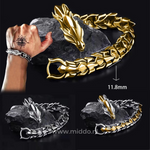 set de trois bracelets dragon viking tenus en main tatouée, motifs nordiques en acier