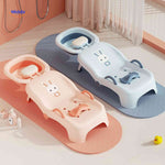 siège de bain bébé disponible en deux coloris, bleu et pêche, présentés côte à côte