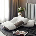 DreamGuard Pro neksteunkussen opgemaakt op een bed.