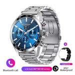 smartwatch argentée avec bracelet en métal argenté et cadran bleu affichant heure, podomètre et météo