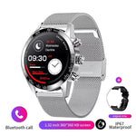 smartwatch argentée avec cadran noir numérique et bracelet en métal argenté affichant heure, podomètre et fréquence cardiaqu