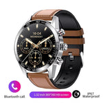 smartwatch argentée avec cadran noir numérique et bracelet en cuir marron, affichage du podomètre, batterie et jour