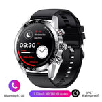 smartwatch argentée avec cadran noir et bracelet en caoutchouc noir, affichage du podomètre, batterie et jour