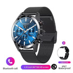 smartwatch noire avec cadran bleu et bracelet en métal noir, affichage du temps, podomètre et batterie