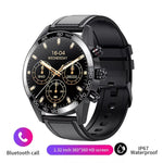 smartwatch noire avec cadran numérique et bracelet en cuir noir, affichage du podomètre, batterie et jour