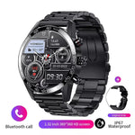 smartwatch noire en métal avec affichage numérique du temps, podomètre, météo et batterie, bracelet noir