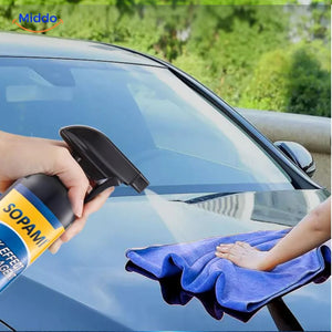Pulvérisation de Sopami™ sur la carrosserie et essuyage avec un chiffon
