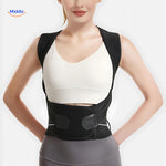 femme portant le soutien dorsal correcteur de posture, vue de face