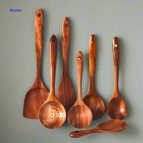 spatules et cuillères en bois de teck accrochées au mur, rangement pratique cuisine