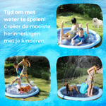 Kinderen spelen in een blauwe watermat in de tuin.