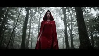 cape velours rouge à capuche portée en forêt, ambiance halloween