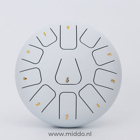 steel tongue drum blanc 20-25 cm avec notes chiffrées sur fond blanc