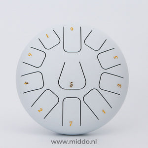 steel tongue drum blanc 20-25 cm avec notes chiffrées sur fond blanc