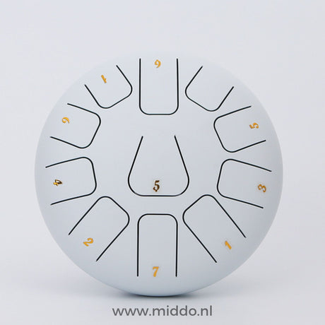 steel tongue drum blanc 20-25 cm avec notes chiffrées sur fond blanc