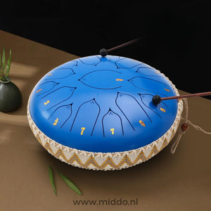 mains jouant un steel tongue drum bleu 33 cm avec des mailloches