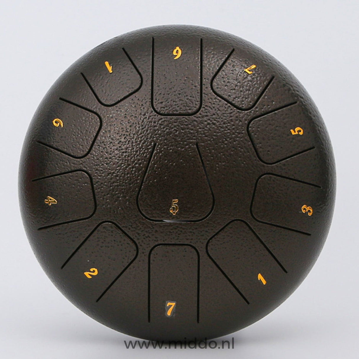 gros plan sur un steel tongue drum bronze 20-25 cm avec notes chiffrées