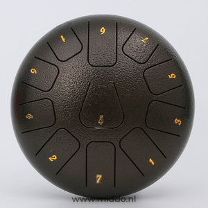 gros plan sur un steel tongue drum bronze 20-25 cm avec notes chiffrées