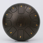 gros plan sur un steel tongue drum bronze 20-25 cm avec notes chiffrées