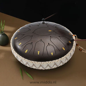 mains jouant un steel tongue drum bronze 33 cm avec des mailloches