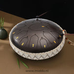 mains jouant un steel tongue drum bronze 33 cm avec des mailloches