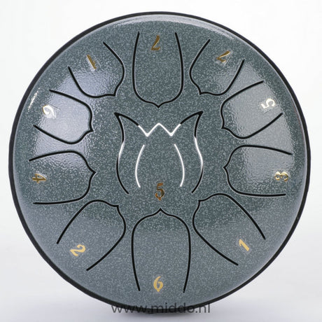 steel tongue drum jade 15 cm avec notes chiffrées sur fond blanc