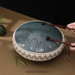 mains jouant un steel tongue drum jade 33 cm avec des mailloches