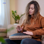 steel tongue drum harmonii joué par un utilisateur, photo lifestyle authentique